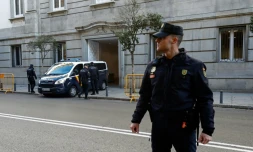 Un fourgon de police transportant des leaders séparatistes catalans arrive à la Cour suprême à Madrid, le 1er décembre 2017