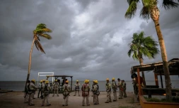 Des employés de la compagnie d'électricité réunis sur la plage de Puerto San Carlos, au Mexique, avant l'arrivée de l'ouragan Polo, le 28 septembre 2026