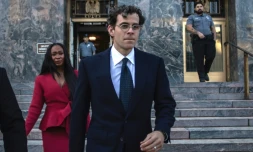 Le patron d'Instagram Adam Mosseri quitte le tribunal civil de Los Angeles où il vient de témoigner, le 11 février 2026