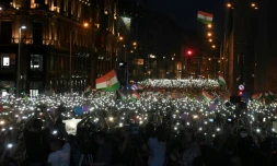 Des dizaines de milliers de Hongrois protestent contre la réélection du Premier ministre Viktor Orban, le 21 avril 2018 à Budapest
Tens of thousands of Hungarians took to the streets in Budapest for a second consecutive Saturday to protest against newly reelected Prime Minister Viktor Orban.