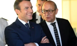 Emmanuel Macron et son ministre des Affaires étrangères Jean-Yves Le Drian à Etel, le 1er juin 2017