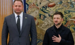Le président ukrainien Volodymyr Zelensky (à droite) et Andriï Iermak, à Madrid, le 18 novembre 2025