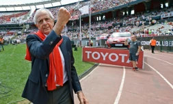 Le président de River Plate Rodolfo D'Onofrio salue les supporters le 24 novembre 2018 à Buenos-Aires lors du match face à Boca Juniors