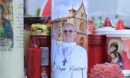 Des bougies déposées au pied de la statue de Jean-Paul II devant l'hôpital Gemelli à Rome où est hospitalisé le pape François, le 2 mars 2025