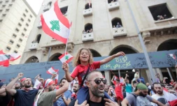 Munis de drapeaux, des manifestants se rassemblent dans le centre de Beyrouth pour protester contre la classe politique libanaise accusée de corruption, le 20 octobre 2019