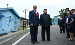 Le président américain Donald Trump et le leader nord-coréen Kim Jong Un dans la zone de démarcation entre les deux Corées le 30 juin 2019 à Panmunjon