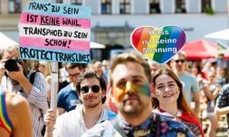 Des personnes manifestent en faveur des droits de la communauté LGBT+ dans l'est de l'Allemagne à Pirna lors du Christopher Street Day (CSD) le 13 juillet 2024. A partir du 1er novembre, les Allemands pourront changer de genre plus facilement grâce à l'entrée en vigueur de la loi sur l'autodétermination.