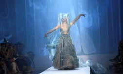 Des volutes virtuelles de cigarette accompagnent les créations de Jean-Paul Gaultier présentées lors d'un défilé automne/hiver 2018/2019 à Paris le 4 juillet 2018