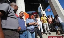 Lundi 20 Avril 2009

Les grévistes devant la BFCOI