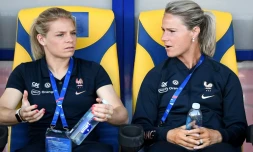 Eugénie Le Sommer et Amandine Henry sur le banc pendant un match amical de l'équipe de France contre la Chine le 31 mai 2019 à Créteil