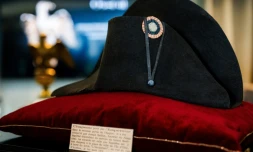 Un chapeau de Napoléon Ier, le célÚbre bicorne noir avec sa cocarde bleu blanc rouge, s'est envolé le 19 novembre 2023 à 1,932 million d'euros (avec frais) lors d'enchÚres qui ont largement dépassé les estimations de la maison de ventes, Osenat