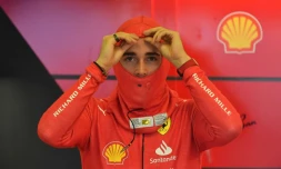Le Monégasque et pilote Ferrari Charles Leclerc se prépare pour la deuxiÚme session d'essais libres du Grand-Prix d'Australie à Melbourne le 8 avril 2022