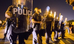 La police de Baton Rouge en Louisiane face Ă des manifestants, le 8 juillet 2016