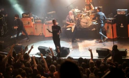 Le groupe Eagles of Death metal sur scène le 13 novembre 2015 au Bataclan à Paris