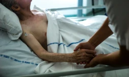 Une infirmiÚre tient la main d'un patient dans une unité de soins palliatifs d'Argenteuil, le 22 juillet 2013