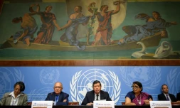 Les enquêteurs de l'ONU sur la situation des Rohingyas en Birmanie (2e à gauche) Christopher Sidoti, Marzuki Darusman (au centre) et Radhika Coomaraswamy (2e à droite) présentent leur rapport à Genève, le 27 août 2018