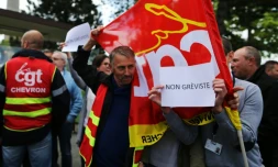 Un militant CGT et un employé non grèviste le 24 mai 2016 devant la raffinerie d'ExxonMobil à Notre-Dame-de-Gravenchon