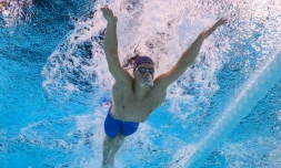Le Français Léon Marchand participe à une épreuve de natation du 400m quatre nages individuel masculin lors des Jeux Olympiques de Paris 2024 à la Paris La Defense Arena à Nanterre, à l'ouest de Paris, le 28 juillet 2024