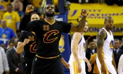 Le basketteur américain LeBron James célèbre la victoire de son équipe, le 19 juin 2016 à Oakland, aux Etats-Unis 