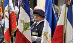 Des anciens combattants harkis participent à une cérémonie officielle devant le monument aux morts de Mas-Thibert à Arles, le 25 septembre 2011, lors de la Journée nationale d'hommage aux harkis