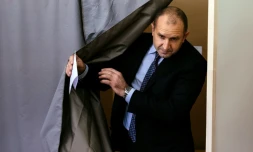 Le candidat socialiste à la présidentielle, Rumen Radev, vote le 13 novembre 2016 à Sofia