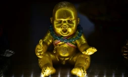 Une figurine "Fils doré" à vendre au temple bouddhiste Wat Sam Ngam dans la province de Nakhon Pathom, le 20 mai 2020 en Thaïlande