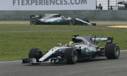 Le Britannique Lewis Hamilton au volant de sa Mercedes lors du GP de Chine, le 9 avril 2017 à Shanghai