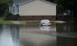 Une voiture est partiellement submergée le 16 septembre 2018 dans la petite commune de Grifton, en Caroline du Nord (sud-est des Etas-Unis), menacée par les inondations après le passage de l'ouragan Florence