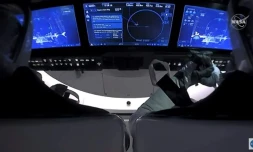 Image diffusée par la Nasa des astronautes américains Doug Hurley et Robert Behnken à bord de la capsule Crew Dragon de SpaceX aprÚs leur désarrimage de l'ISS, le 1er août 2020