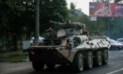 Un blindé dans les rues de Rangoun, capitale économique de la Birmanie, le 14 février 2021, alors que l'armée qui a pris le pouvoir renforce sa répression contre l'opposition