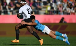 Le centre fidjien Levani Botia (g) plaqué par le centre uruguayen Manuel Cat lors du match de poules du Mondial à Kamaishi, le 25 septembre 2019