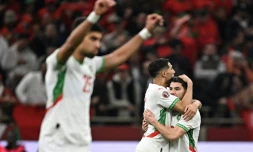 Les Marocains Achraf Hakimi et Brahim Diaz se congratulent après le quart de finale victorieux contre le Cameroun, en Coupe d'Afrique des nations, le 9 janvier 2026, à Rabat