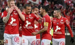 Les Brestois se congratulent aprÚs le but de Gaëtan Charbonnier contre Niort lors de la derniÚre journée de Ligue 2, le 10 mai 2019 au stade Francis Le Blé