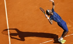 Gaël Monfils sert face à Jo-Wilfried Tsonga en demi-finale du Masters 1000 de Monte-Carlo, le 16 avril 2016 à Monaco