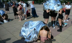 Des spectateurs se protègent de la chaleur avant un concert de Bruo Mars à l'Olympic stadium de Berlin, le 28 juin 2026