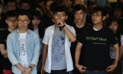 Les trois leaders du vaste prodémocratie Joshua Wong (c), Nathan Law (g) et Alex Chow (d) s'adressent aux médias avant le verdict au tribunal de Hong Kong, le 17 août 2017