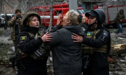 Une femme en pleurs devant un immeuble détruit par un bombardement russe à Sloviansk, Ukraine, le 14 avril 2023
