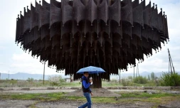 Un jeune Arménien passe devant une fontaine abandonnée dans la ville de Gumri, au nord-ouest d'Erevan, le 5 mai 2018