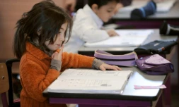 Une écolière du cours préparatoire (CP) réalise un exercice de lecture, le 29 Novembre 2010 à l'école Arthur Rimbaud d'Andrézieux-Bouthéon dans la banlieue de Saint-Etienne.