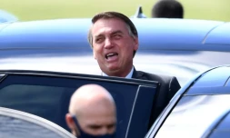Le président brésilien Jair Bolsonaro le 27 avril 2021 à Brasilia quittant sa résidence officielle.