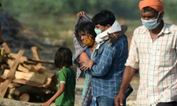 Crémation de malades du Covid-19, qui ont succombé à la maladie, alors que leurs proches se recueillent, à Allahabad (Inde), le 4 mai 2021