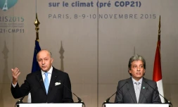 Le ministre français des Affaires étrangères Laurent Fabius (g) et le ministre péruvian de l'Environnement Manuel Pulgar-Vidal, le 8 novembre 2015 à Paris, lors d'une réunion de négociations sur le climat avant la COP21