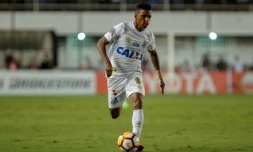 Le jeune attaquant brésilien de Santos Rodrygo, lors d'un match de Copa Libertadores contre le club péruvien du Real Garcilaso, le 24 mai 2018 à Santos