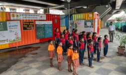 Des élèves chantent l'hymne national indien à "l'école du feu rouge" qui accueille des enfants défavorisés dans des conteneurs aménagés en salles de cours sous un pont autoroutier, le 18 mai 2026 à Bombay