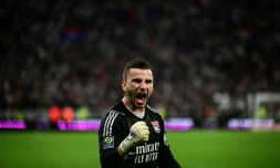 Le gardien de l'OL Anthony Lopes exulte aprĂšs le succĂšs 4-3 face Ă Brest, le 14 avril 2024 au Groupama Stadium