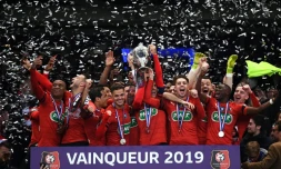 Les joueurs de Rennes soulĂšvent la Coupe de France le 27 avril 2019 au Stade de France