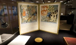 La médaille d'or du prix Nobel de Littérature reçu par l'écrivain William Faulkner en 1949 exposée chez Sotheby's avant une vente aux enchères, le 6 juin 2013 à New York