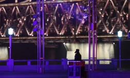 Patrouille d'un policier près de la frontière sino-coréenne avant l'arrivée du train transportant Kim Jong-Un à Dandong en Chine le 23 février 2019