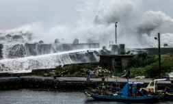 Mer déchaßnée à Yilan, à Taïwan, à l'approche du typhon Bavi, le 10 juillet 2026