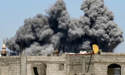 Un nuage de fumée s’élève après un bombardement israélien sur le camp de réfugiés palestiniens de Bureij, dans le centre de la bande de Gaza, le 23 mai 2025
